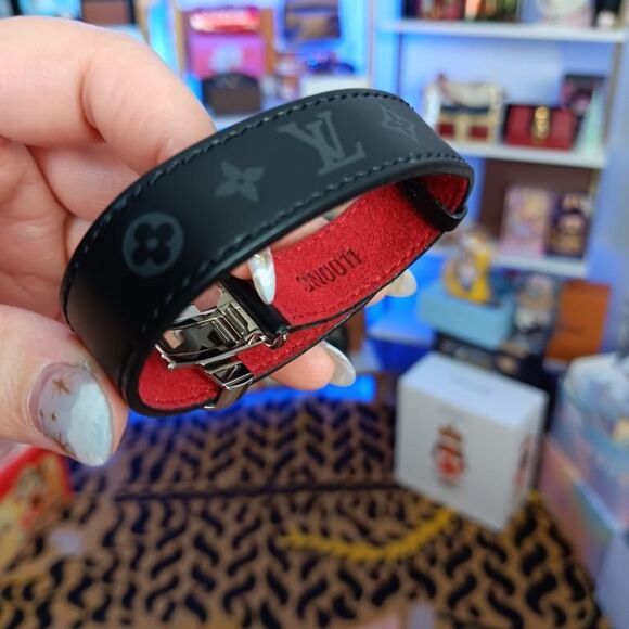 New Louis Vuitton Black Leather Monogram Silver 4 leaf clover Bracelet w/Dustbag - Picture 4 of 4